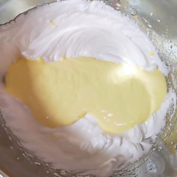 酸奶開花蛋糕，爽滑細(xì)膩，口感特別好，快來學(xué)！